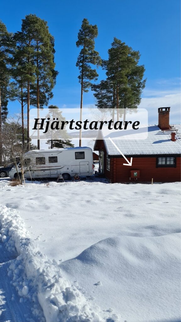 Bild med pil som visar hjärtstartarens placering under vintern.
